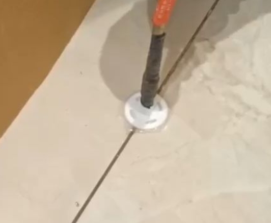六枝特瓷砖空鼓维修公司专业解答瓷砖在铺贴过程中，如果没有涂抹均匀到位的粘结材料（如水泥砂浆或瓷砖胶），可能会导致以下问题