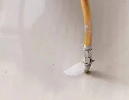 六枝特瓷砖空鼓维修公司专业解答在瓷砖铺贴过程中，如果使用的砂料过粗（如全部使用了粗砂），可能会导致以下问题