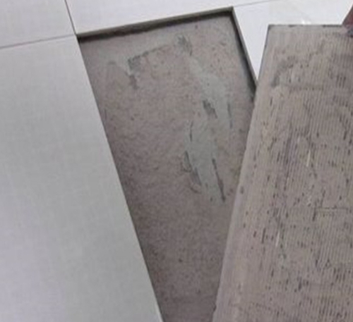 六枝特瓷砖空鼓维修公司分享瓷砖铺贴时如果打浆（即涂抹在瓷砖背面和基层上的砂浆或瓷砖胶）过少，会带来以下问题